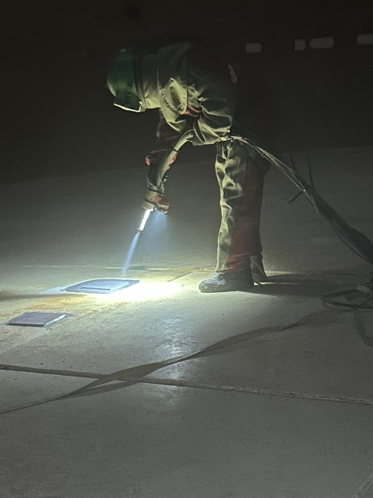 Chorro abrasivo dentro de un tanque de agua desmineralizada